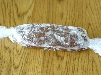 step3: 將麵糰用保鮮膜包好，塑形(隨自己喜歡），放入冷凍庫冷凍45分鐘 *如麵糰很鬆散，可加少量牛奶