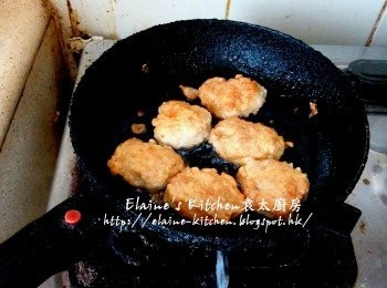 step17: 炸個款靜待10分鐘後再放入鑊中用中火慢慢煎炸至兩面金黃色即可