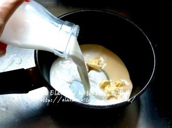 step2: 煲內放入45g砂糖 , 牛油 , 花奶及餘下的150ml鮮奶拌勻