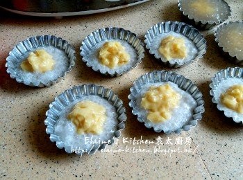 step16: 逐一將其餘的西米糊放入蛋撐模至一半滿 , 放入奶皇餡 , 再放入西米糊至全滿