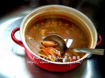 step10: 湯煲30分鐘後將蝦頭蝦殼盛起去掉