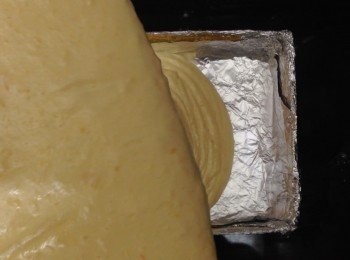 step8: 預熱焗爐170度
之後從高一點的位置，把麵糊倒入錫紙盤