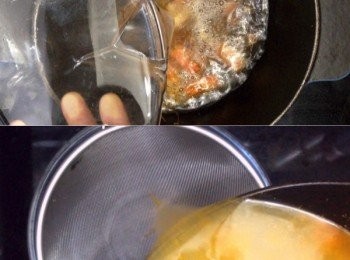 step11: 之後加一大湯碗水，煮沸後轉中火煮20分鐘成蝦湯，隔去殼後備用