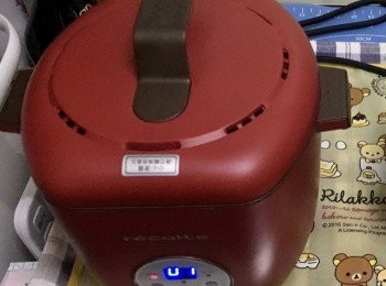 step1: 將洋蔥/三色椒/蒜頭全部切碎後，全放進洗淨的米中，加少許鹽拌勻。