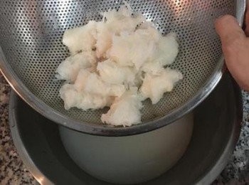 step3: 接著便可進行脫水的動作,可裝到濾袋裡擠出水份,亦可以徒手擠水,擠越乾越好，