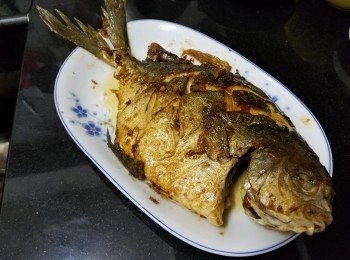 step4: 將䱽魚清洗後用廚紙吸乾水份 , 再將倉魚上少少生粉 , 胡椒粉 , 雞粉 .

燒紅油鑊大火放入䱽魚 , 再轉中火先煎封一邊 , 煎約 2 分鐘設轉煎另一邊 , 同樣煎約 2 分鐘後 , 放入蒜頭 , 乾蔥 , 薑絲 , 麻油再加入糖 , 生抽轉細火煎約 1 分鐘 , 再返轉煎 1 分鐘 , 完成 .
