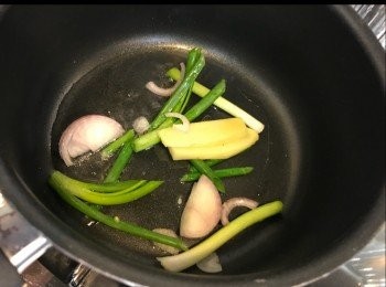 step6: 大火，下油，爆香薑片、乾蔥片同蔥段。