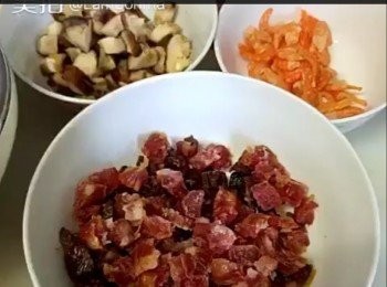 step2: 蝦米浸軟切粒 ，冬菇洗淨浸軟，切粒備用。

臘腸，潤腸，臘肉用熱水沖洗後全部切粒。