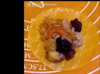 step5: 糯米飯放涼，將適量的餡料包入皮內。