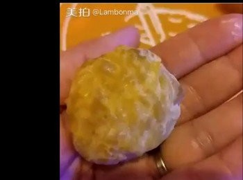 step6: 將口捏實及向下。