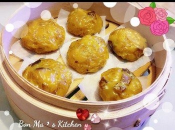 step7: 在鋪上牛油紙的蒸籠上，蒸之前噴上水,大火蒸15分鐘即可。