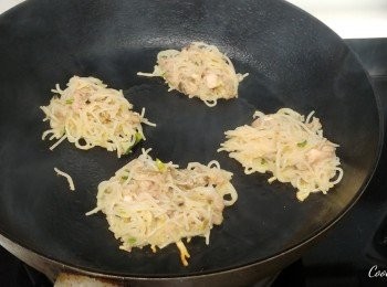 step4: 放入已預熱好的煎pan, 用中火煎完一邊再煎另一邊