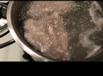 step1: 腩肉洗淨，水滾，放肉，出水12分鐘