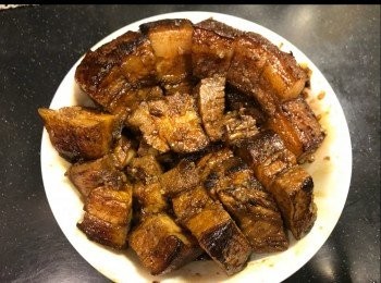 step8: 用一個大小適合放進Thermos真空煲的碗，把梅菜及腩肉排好後，把剩下來的醃料淋上腩肉

#也可以先放腩肉再鋪梅菜和淋醃料，到時蒸好就另外取一碟蓋在碗面上，倒翻過來，宴客就較好看