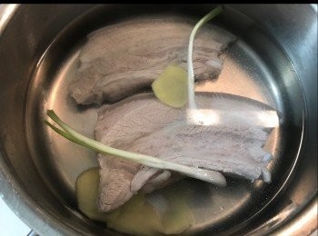 step3: 煲水，水滾放回腩肉，下葱、薑、米酒、米醋，轉小火煮15分鐘，熄火焗10分鐘