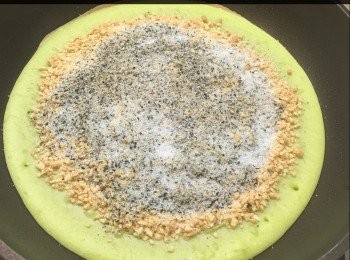 step6: 然後再稍烘煎一下，便可以把一邊麵皮向另一面翻過去，如擔心中間沒熟透， 可以再蓋上鍋蓋烘煎一會。

完成(o^^o)