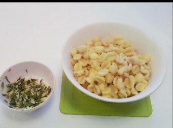 step1: 先把蓮子洗乾淨，用大量水（蓋過蓮子）放進鍋裏。

水滾後放蓮子進去，改中小火煮20分鐘後關火，蓋上鍋蓋焗1小時。

焗完後把水隔走，然後將蓮子去芯， 不然會有苦澀味。

再煲滾水煮已去芯的蓮子，改中小火煮15分鐘至軟身，再次把水隔走， 放涼一下。