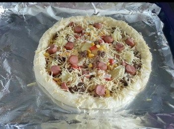 step9: 最後在邊緣芝心麵皮上, 塗一層融化的牛油,增加香氣及酥脆，再撒上芝士。