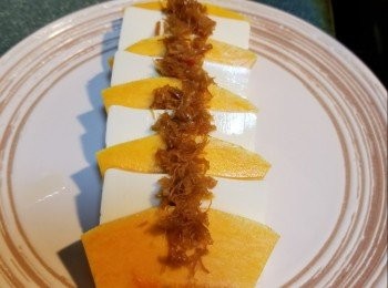 step3: 南瓜和豆腐鋪在碟上，加入辣味瑤柱醬，大火蒸7分鐘即成。