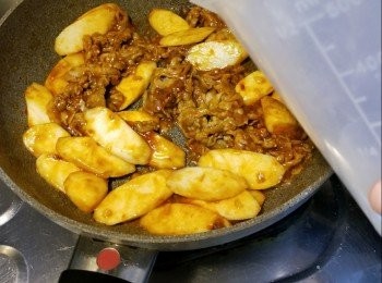 step5: 最後加入水，煮至喜歡既杰度即成。