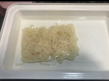 step1: 先煮烏冬至五成熟。