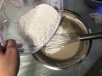 step5: 將粉類分兩次加入香蕉糊攪勻至無粉粒