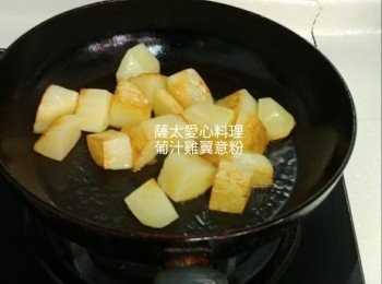 step1: <a href="https://bit.ly/3zHU5V3" target="_blank" data-keyword="雞翼" class="guide-link"><strong>雞翼</strong></a> <span style="display:inline-block;vertical-align:middle;margin-top:-3px;color:initial;border-radius:3px;padding:2px 3px;font-size:12px;line-height:14px;background:#87d300;color:#fff;">即買</span> 及薯仔煎至金黄色,剩起