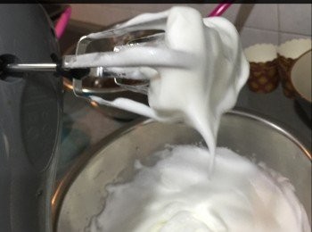 step3: 蛋白加糖，打至起勾，濕性發泡，勾勾向下