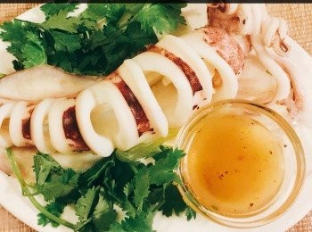 step3: 打開錫紙，落去蒸鮮魷魚的汁，然後轉放碟內，加少許芫茜伴碟作裝飾，伴以魚露或蝦醬，味道更覺鮮甜。