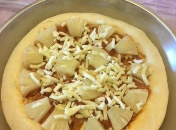 step3: 餅底放涼後，塗上蕃茄醬汁，放你喜愛的餡料（例如三色椒，粟米粒，蟹柳，腸仔，雞肉，蕃茄，磨菇，菠蘿和芝士碎)