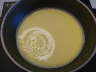 step8: 使用20cm易潔煎pan, 煎pan掃一層薄油, , 預熱後加入約半湯壳麵糊。