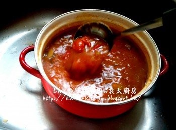 step11: 加入罐頭蕃茄 , 南瓜蓉拌勻 , 用中火煲滾後加少許鹽 , 黑胡椒碎調味