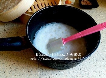 step6: 粘米粉糊待涼 , 放入發粉及已發酵的酵母拌勻 , 再加少許油拌勻靜待1 1/2小時