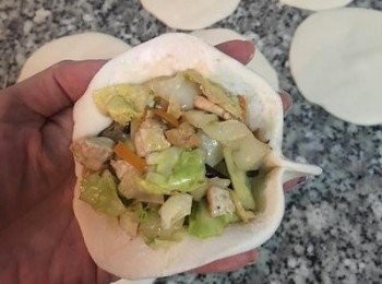 step14: 包荷葉菜包，用手掌托著麵皮，先捏合一個角，