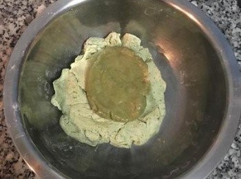 step10: 煮好的粿脆瀝乾水份後直接放在麵糰上一起揉勻，