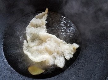 step7: 乾魚肚，用清水浸泡至軟身後，用薑片黃酒出水10分鐘