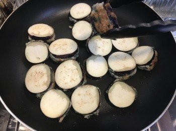 step7: 小火，煎至魚肉金黃。
將茄子訓返底