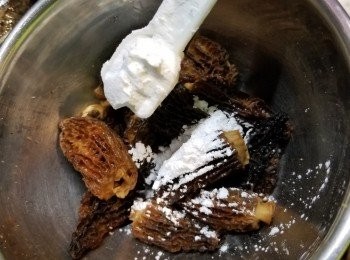 step4: 於炸時加少許生粉撈一撈醃好的羊肚菌(作用是令羊肚菌更乾身)再沾滿脆漿料