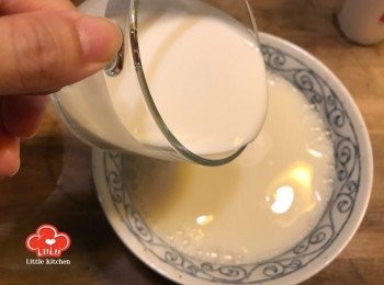 step6: 加入160g煉奶 及 165ml椰奶拌勻備用