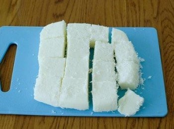 step6: 拿出牛奶糕，切小塊