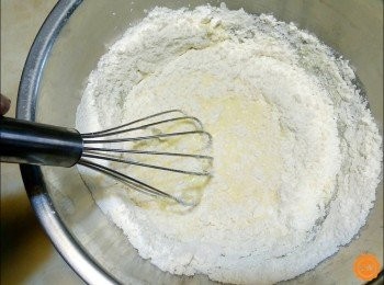 step5: 使用打蛋器攪拌至無粉狀即成蛋黃糊後備用