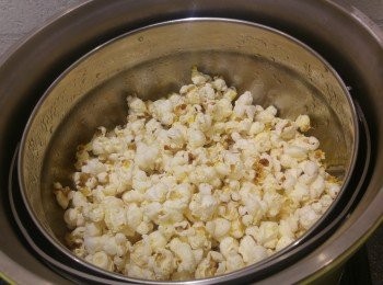 step3: 蓋蓋後煮兩至三分鐘, 當聽到多次爆開爆谷聲音, 即轉放入真空鍋, 時間兩分鐘或聽到爆谷巳停止爆爆谷。