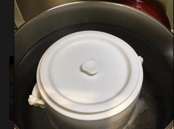 step2: 將花膠、鮮奶及紅棗倒入燉盅內；將燉盅放入已注水的真空煲內膽內(注: 底部放一條毛巾防止燉盅移動)，大火煲滾後收小火，蓋上煲蓋燉約半小時，熄火；將煲放入真空煲內燉約2小時；將真空煲內膽取出用中火煲約45分鐘至1小時，即成。