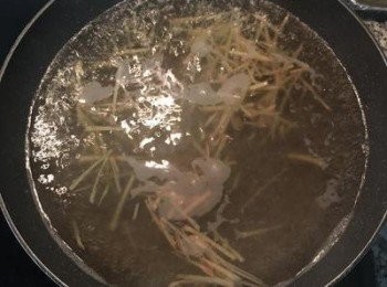step3: 薑絲放入水中，煮滾。