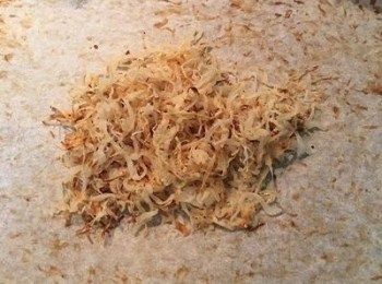 step5: 一小時到後,將兩盤集中成一盤,再次鋪勻後接著烤15分鐘,即可取出放涼,