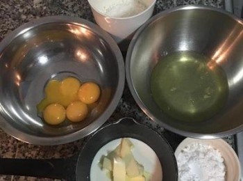 step1: <span class="group_1">食材</span>秤好後，將蛋白和蛋黃分開放；牛奶和奶油秤放在可加熱的鍋裡；先將蛋黃打散備用，