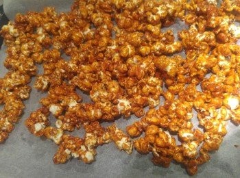 step11: 將海鹽焦糖爆谷倒在牛油紙上鋪平。