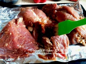step7: 焗盤放上錫紙 , 將梅頭肉放上 , 一面掃上<span class="group_3">汁料</span>後反轉另一面再掃上<span class="group_3">汁料</span>