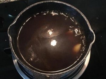 step11: 撈起蒜頭將蒜頭皮去除，保留蒜頭，用太白粉加水混勻後，將醬汁勾薄芡，再把蒜頭放進去泡即可。