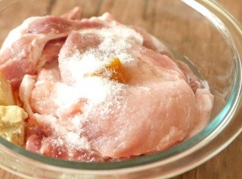 step2: 把蛋白、腐乳、酸梅和糖加到豬扒中，用手按摩至醃料被豬扒吸收。然後加入生粉按勻後，最後加入麻油按勻。包好醃1小時以上。